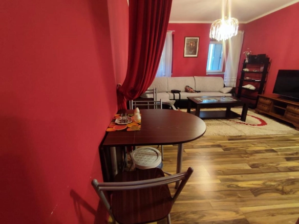 Trosoban stan 50 m² u Starom gradu sa pogledom na Trg pjesnika – Budva