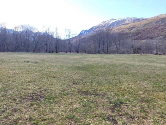 Plac 10000 m² kroz koji protiče rijeka, pogodan za kampovanje – Kolašin
