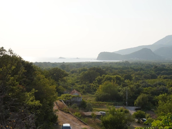 Kuća 700 m² na placu od 1500 m² sa pogledom na more – Buljarica, Budva