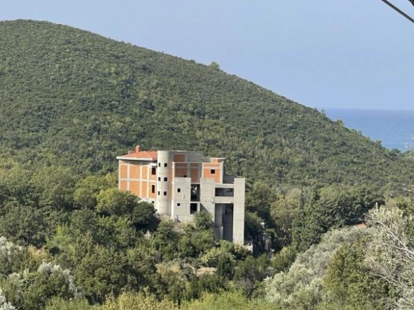Kuća 700 m² na placu od 1500 m² sa pogledom na more – Buljarica, Budva