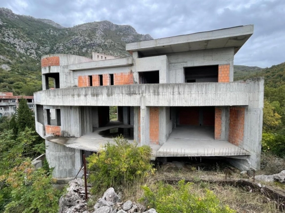 Kuća 700 m² na placu od 1500 m² sa pogledom na more – Buljarica, Budva