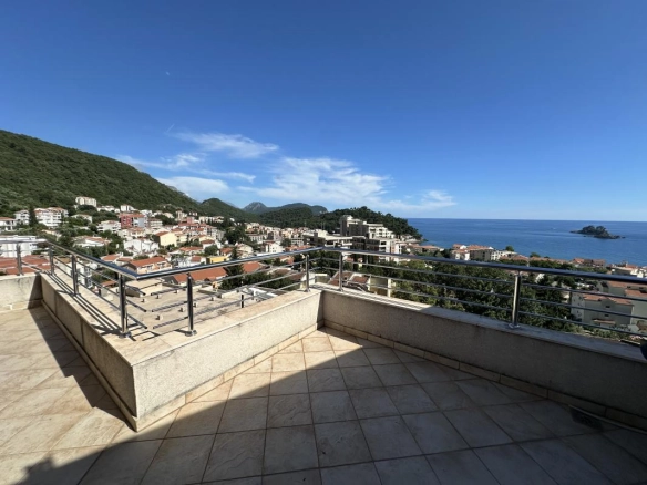 Penthaus 105 m² sa terasom i pogledom na more – Petrovac, Budva