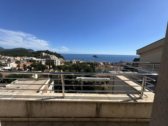 Penthaus 105 m² sa terasom i pogledom na more – Petrovac, Budva