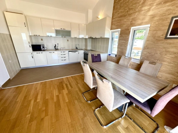 Penthaus 105 m² sa terasom i pogledom na more – Petrovac, Budva