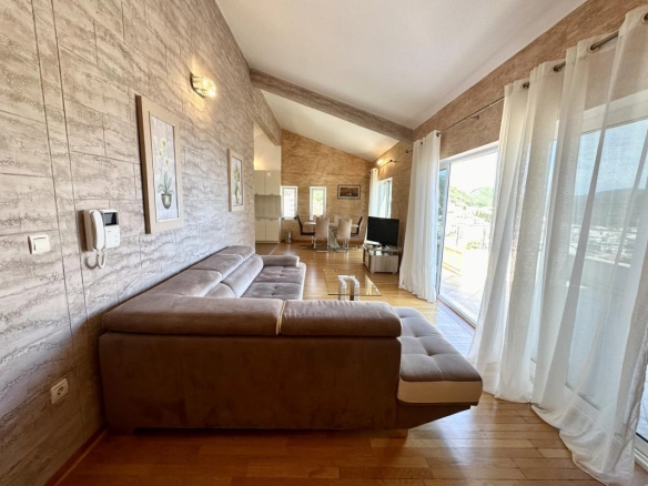 Penthaus 105 m² sa terasom i pogledom na more – Petrovac, Budva