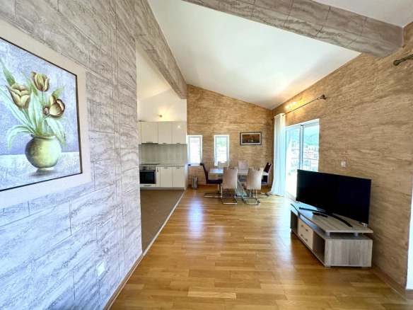 Penthaus 105 m² sa terasom i pogledom na more – Petrovac, Budva