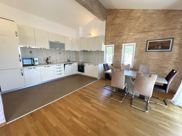 Penthaus 105 m² sa terasom i pogledom na more – Petrovac, Budva