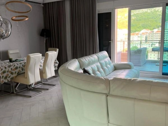 Dvosoban stan 120 m² sa pogledom na more i planine – Bečići, Budva