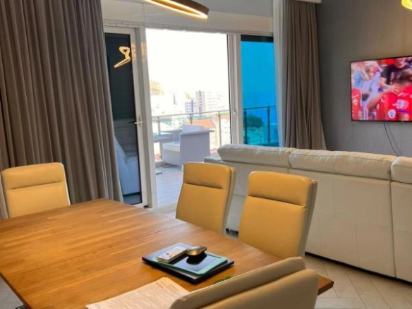 Dvosoban stan 120 m² sa pogledom na more i planine – Bečići, Budva