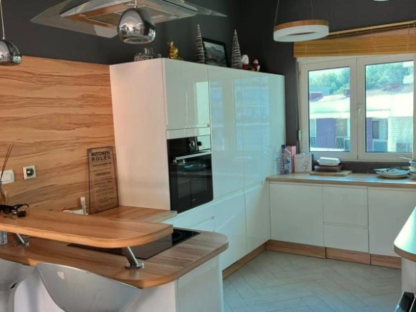 Dvosoban stan 120 m² sa pogledom na more i planine – Bečići, Budva