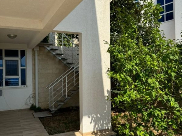 Vila 306 m² sa bazenom i pogledom na more – Dobra Voda, Bar