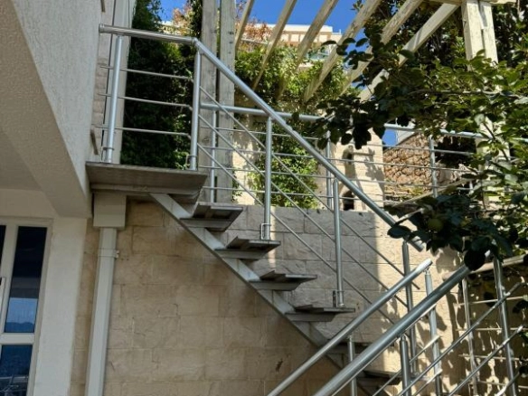 Vila 306 m² sa bazenom i pogledom na more – Dobra Voda, Bar