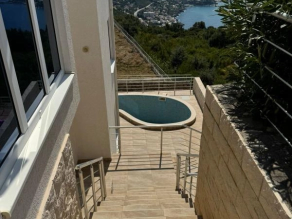 Vila 306 m² sa bazenom i pogledom na more – Dobra Voda, Bar