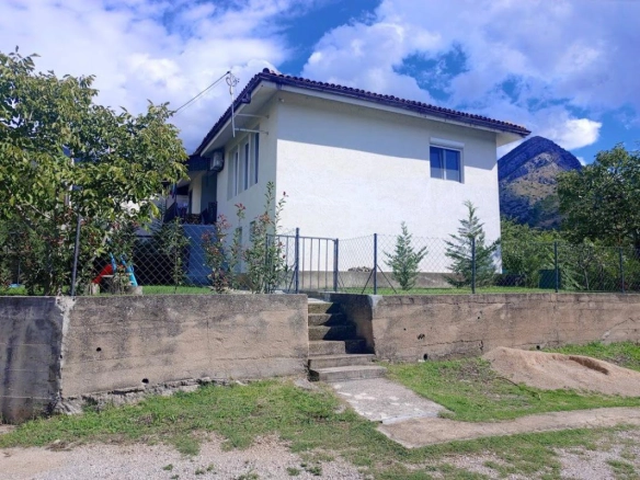 Kuća 67 m² sa ogradenim placom i voćnjakom – Stari Bar, Bar