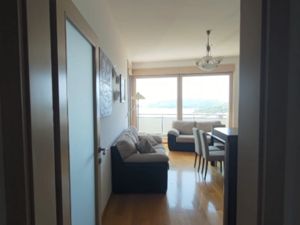 Trosoban stan 98 m² sa pogledom na more i garažom – Bečići, Budva