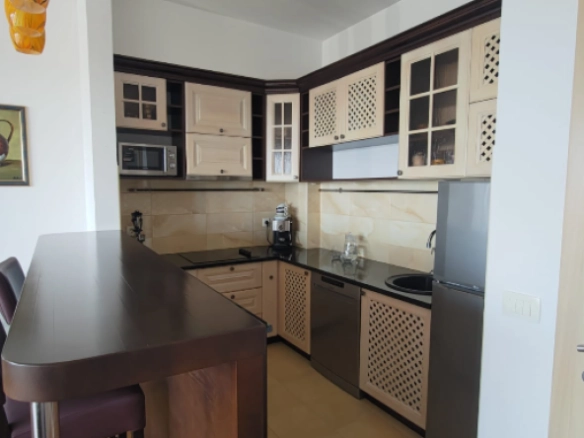 Trosoban stan 98 m² sa pogledom na more i garažom – Bečići, Budva