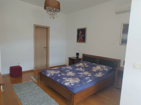 Trosoban stan 98 m² sa pogledom na more i garažom – Bečići, Budva