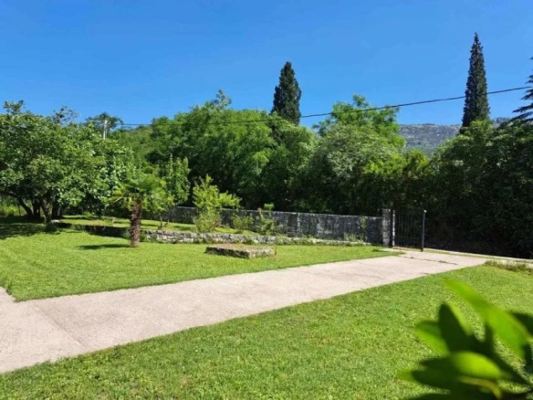 Kuća 130 m² sa placom od 5559 m² i voćnjakom – Danilovgrad
