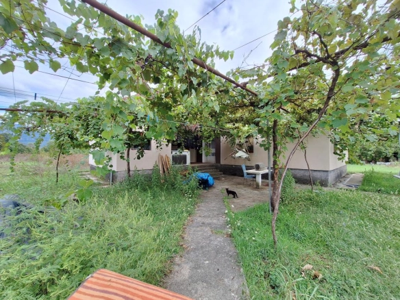 Kuća 130 m² na placu od oko 5000 m² kojem treba renoviranje – Danilovgrad