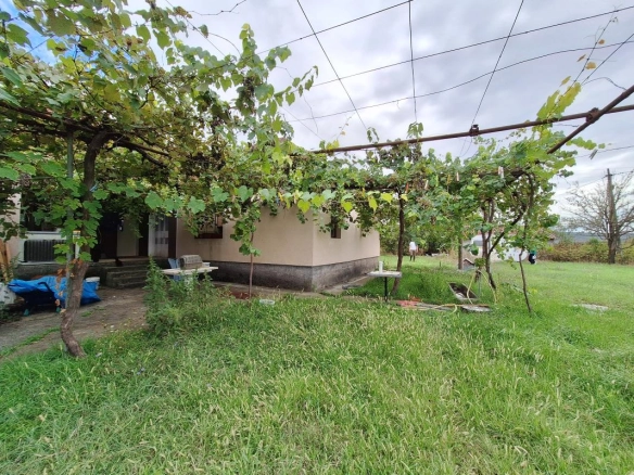 Kuća 130 m² na placu od oko 5000 m² kojem treba renoviranje – Danilovgrad