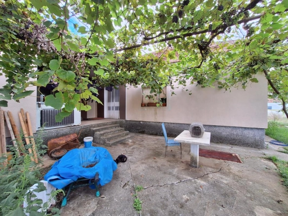 Kuća 130 m² na placu od oko 5000 m² kojem treba renoviranje – Danilovgrad