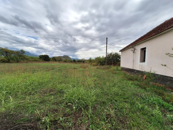 Kuća 130 m² na placu od oko 5000 m² kojem treba renoviranje – Danilovgrad