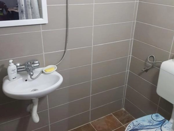 Kuća 120 m² sa ljetnjom kuhinjom i ogradjenim placom – Donji Kokoti, Podgorica