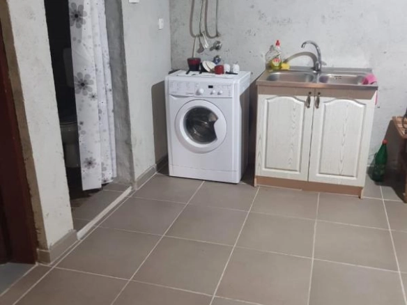 Kuća 120 m² sa ljetnjom kuhinjom i ogradjenim placom – Donji Kokoti, Podgorica
