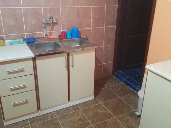 Kuća 120 m² sa ljetnjom kuhinjom i ogradjenim placom – Donji Kokoti, Podgorica