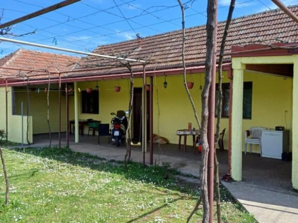 Kuća 120 m² sa ljetnjom kuhinjom i ogradjenim placom – Donji Kokoti, Podgorica