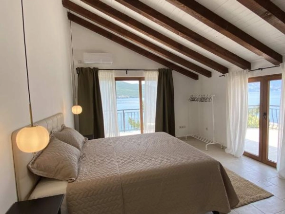 Kuća 145 m² na prvoj liniji do mora, dva stana i ograđeno dvorište – Kumbor, Herceg Novi