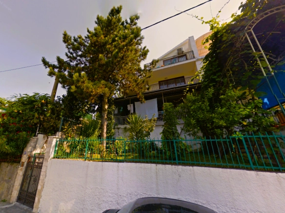 Kuća 145 m² na prvoj liniji do mora, dva stana i ograđeno dvorište – Kumbor, Herceg Novi