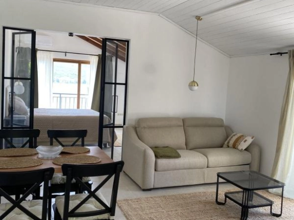 Kuća 145 m² na prvoj liniji do mora, dva stana i ograđeno dvorište – Kumbor, Herceg Novi
