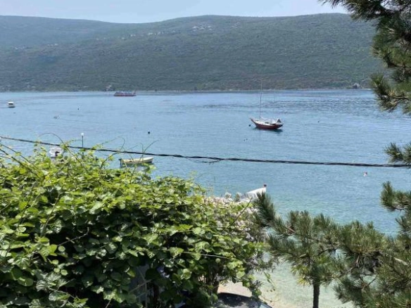 Kuća 145 m² na prvoj liniji do mora, dva stana i ograđeno dvorište – Kumbor, Herceg Novi
