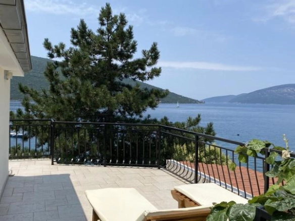 Kuća 145 m² na prvoj liniji do mora, dva stana i ograđeno dvorište – Kumbor, Herceg Novi