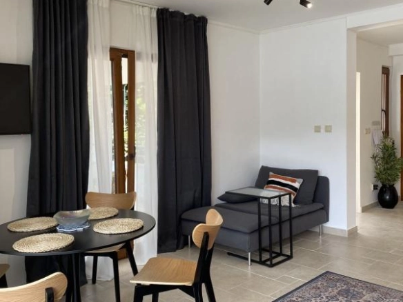 Kuća 145 m² na prvoj liniji do mora, dva stana i ograđeno dvorište – Kumbor, Herceg Novi