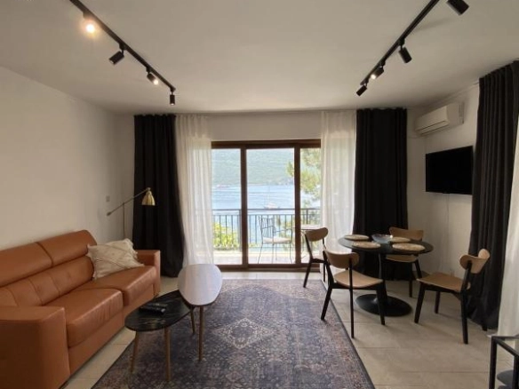 Kuća 145 m² na prvoj liniji do mora, dva stana i ograđeno dvorište – Kumbor, Herceg Novi