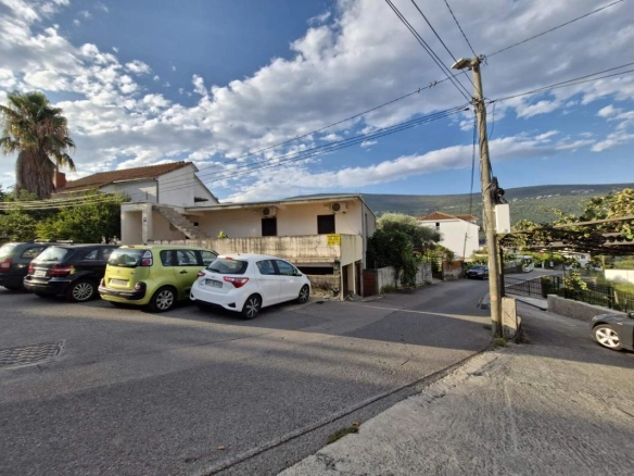 Kuća 230 m² na placu od 377 m², četvrta linija do mora – Đenovići, Herceg Novi