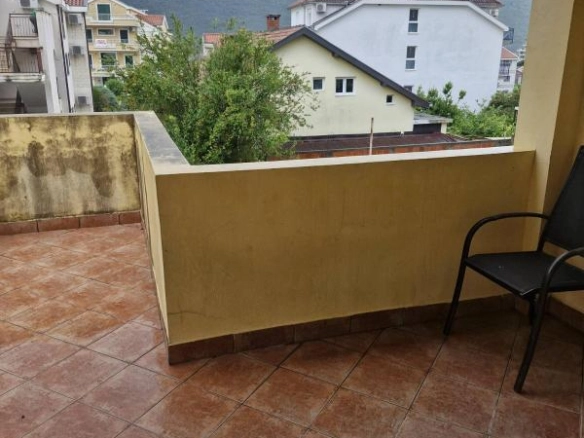 Kuća 230 m² na placu od 377 m², četvrta linija do mora – Đenovići, Herceg Novi
