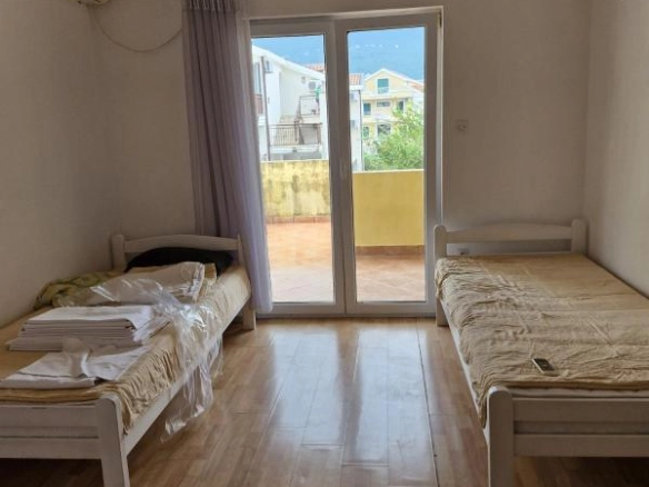 Kuća 230 m² na placu od 377 m², četvrta linija do mora – Đenovići, Herceg Novi