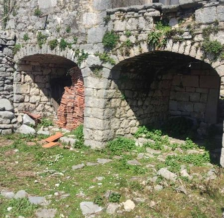 Kamena kuća 66 m² za rekonstrukciju sa pogledom na more – Mojdež, Herceg Novi