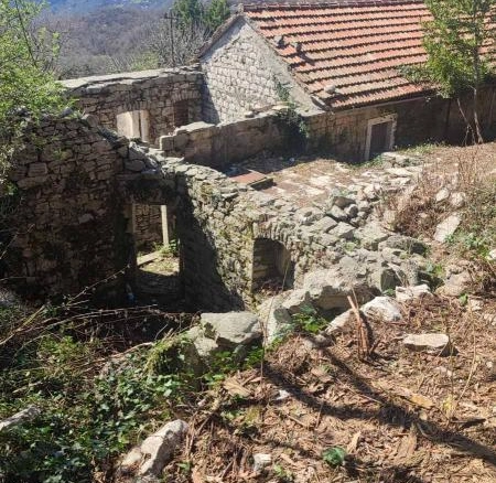Kamena kuća 66 m² za rekonstrukciju sa pogledom na more – Mojdež, Herceg Novi
