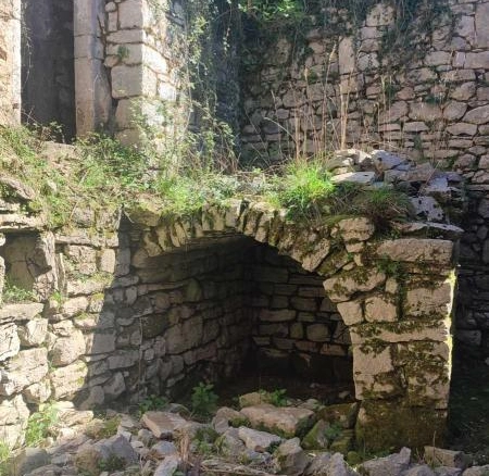 Kamena kuća 66 m² za rekonstrukciju sa pogledom na more – Mojdež, Herceg Novi