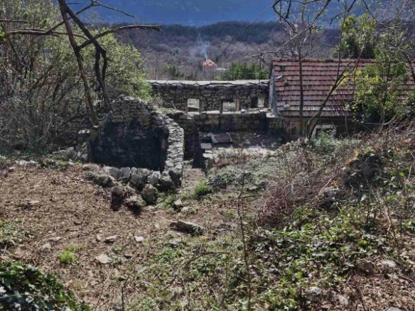 Kamena kuća 66 m² za rekonstrukciju sa pogledom na more – Mojdež, Herceg Novi