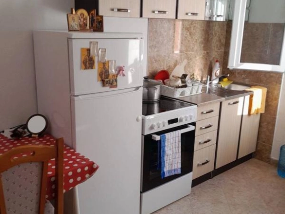 Dvospratna kuća 220 m² sa pet stanova i dvorištem – Šušanj, Bar