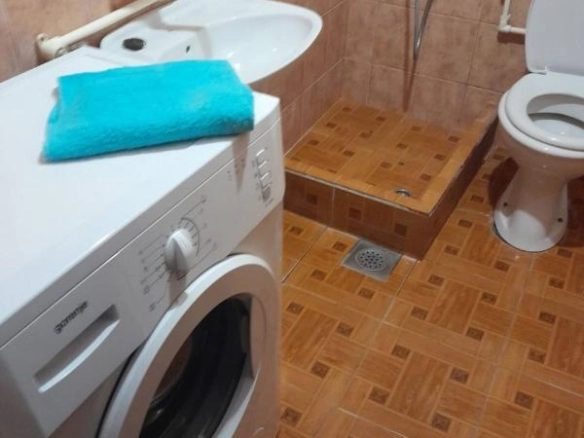 Dvospratna kuća 220 m² sa pet stanova i dvorištem – Šušanj, Bar