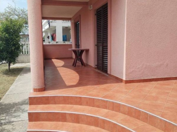 Dvospratna kuća 220 m² sa pet stanova i dvorištem – Šušanj, Bar