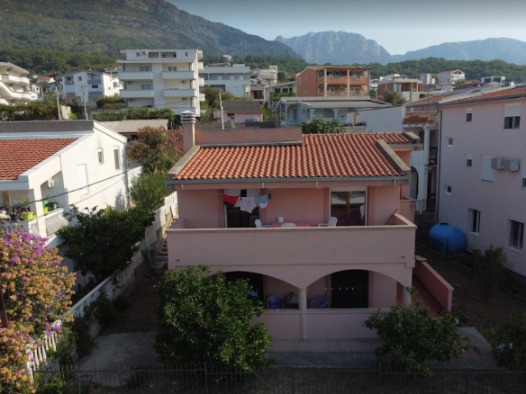Dvospratna kuća 220 m² sa pet stanova i dvorištem – Šušanj, Bar