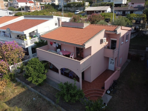 Dvospratna kuća 220 m² sa pet stanova i dvorištem – Šušanj, Bar