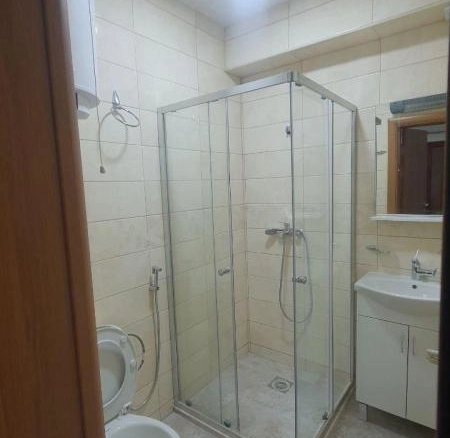 Izdavanje: Jednosoban stan 76 m² sa zastakljenom terasom i pogledom na more – Šušanj, Bar